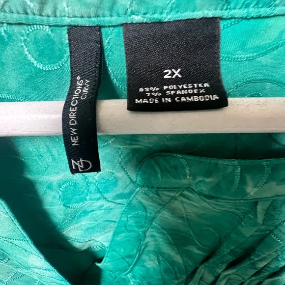 NEW DIRECTIONS CURVY.  SHADES OF GREEN RAISED DESIGN. SIZE 2X  SLEEVELESS TOP - Picture 10 of 11